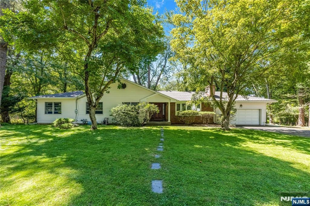 11 Sunset Road — photo
