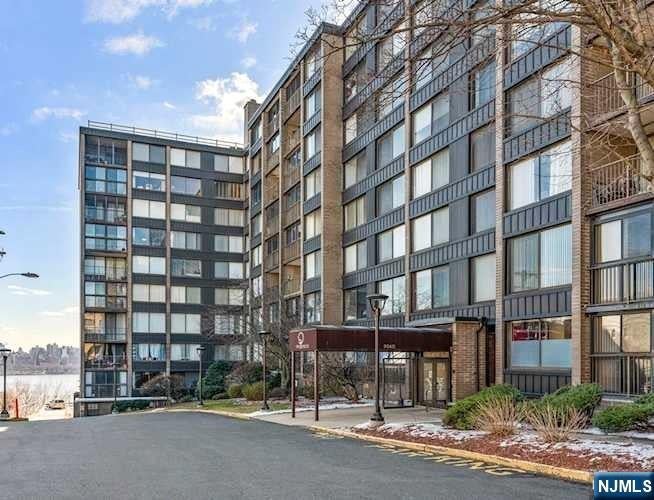 9060 Palisade Avenue 811 — photo
