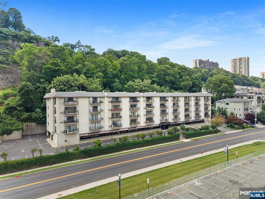 1150 River Road 4H — photo