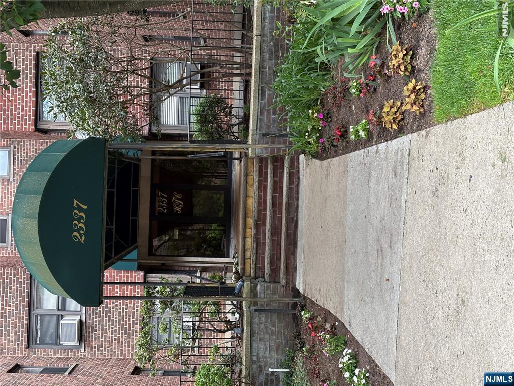 2337 Hudson Terrace — photo
