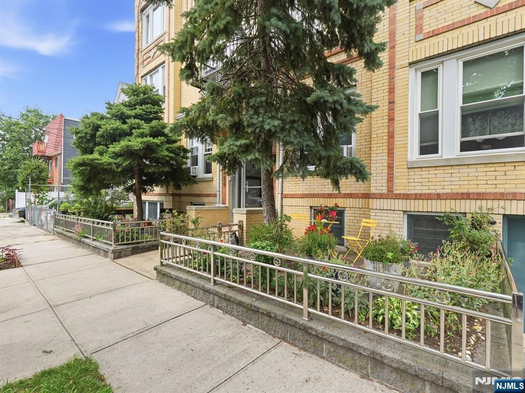 196 Pearsall Avenue 10 — photo
