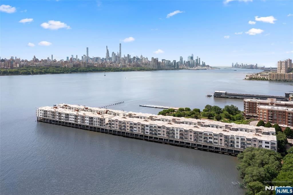 250 The Promenade — photo