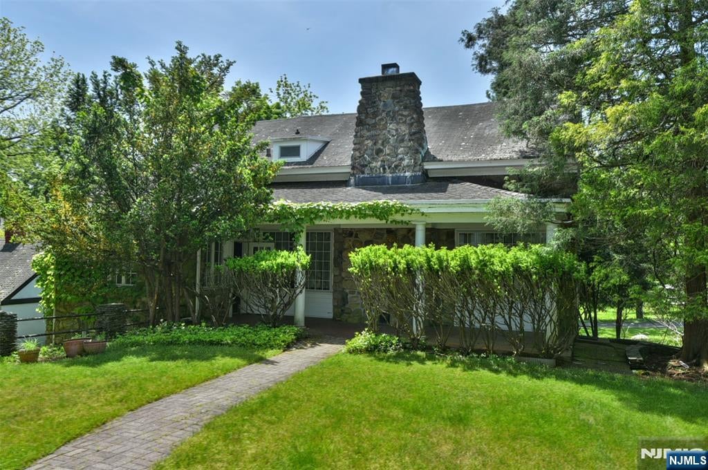 584 W Saddle River Road — photo
