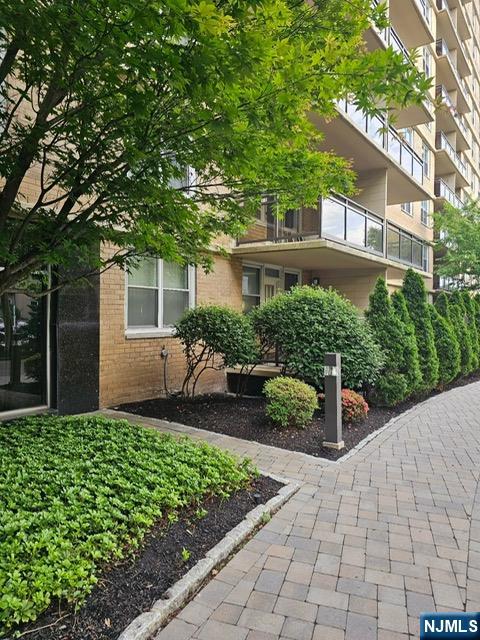 2200 N Central Road 2V — photo