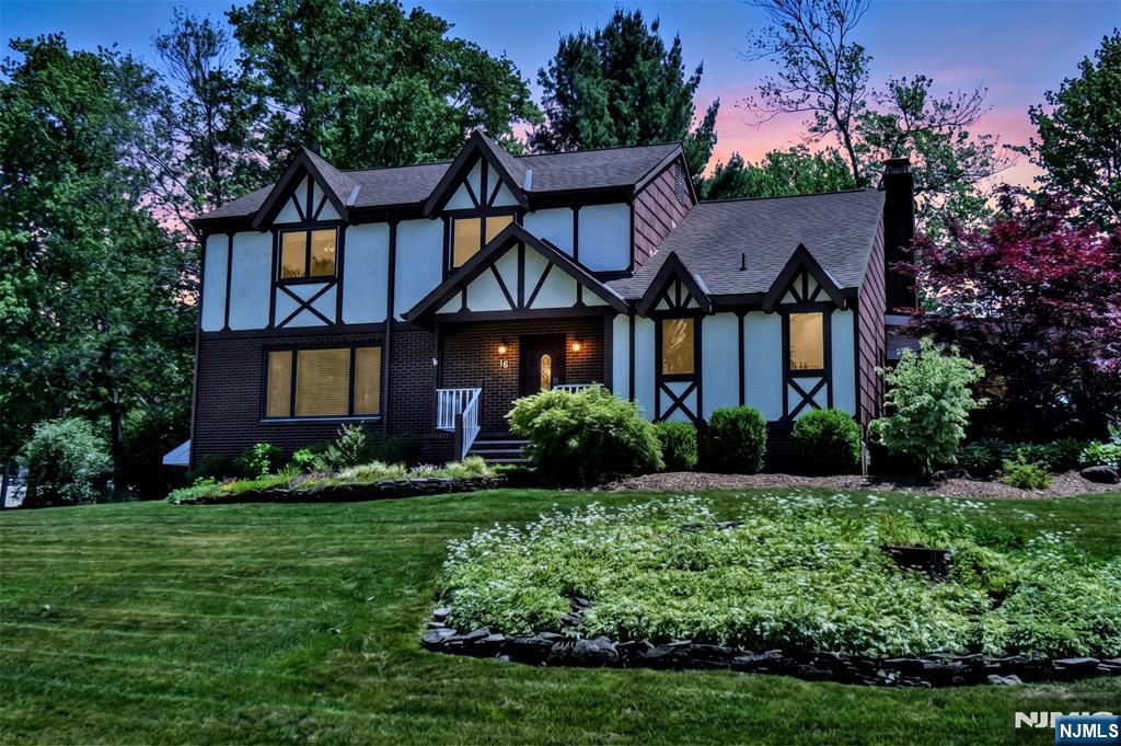 16 Weeden Drive — photo