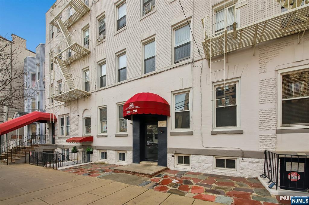 209-211 48th Street D3/403 — photo