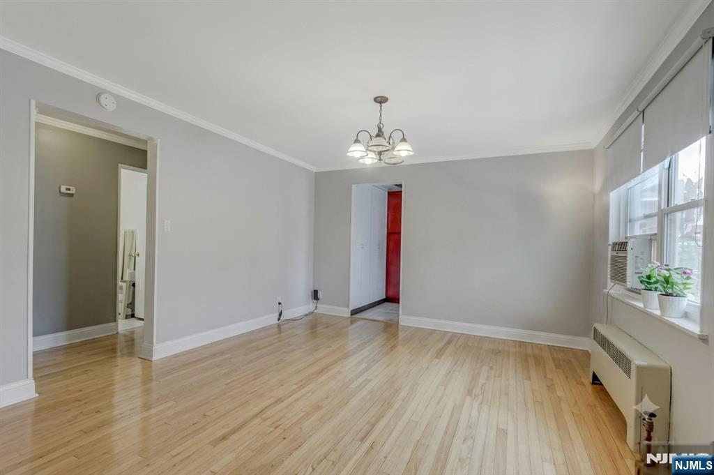370 Esplanade 21 — photo