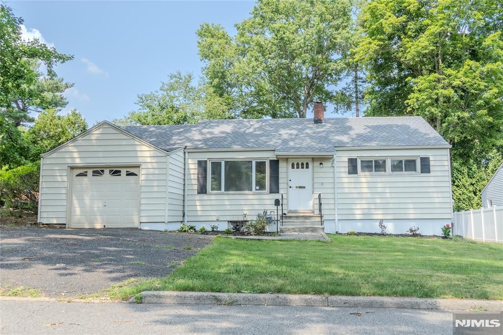 25 Lakeview Drive — photo