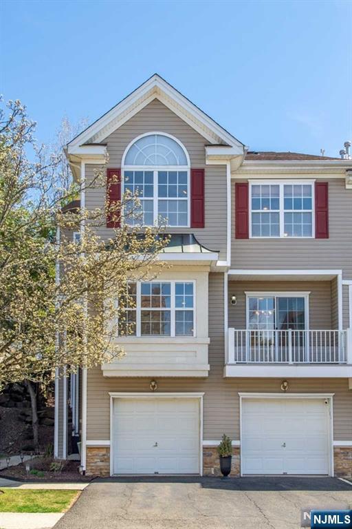 102 Lakeview Court — photo