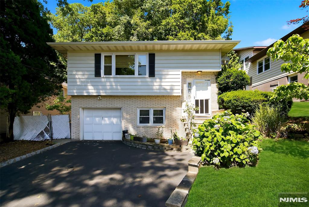 444 Lookout Avenue — photo