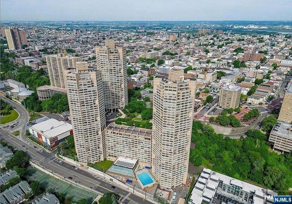7004 Boulevard East 7C — photo