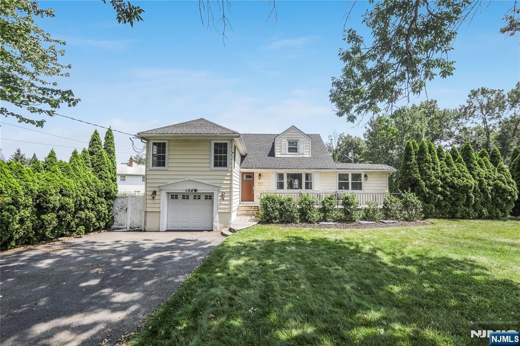 122 Village Circle West — photo