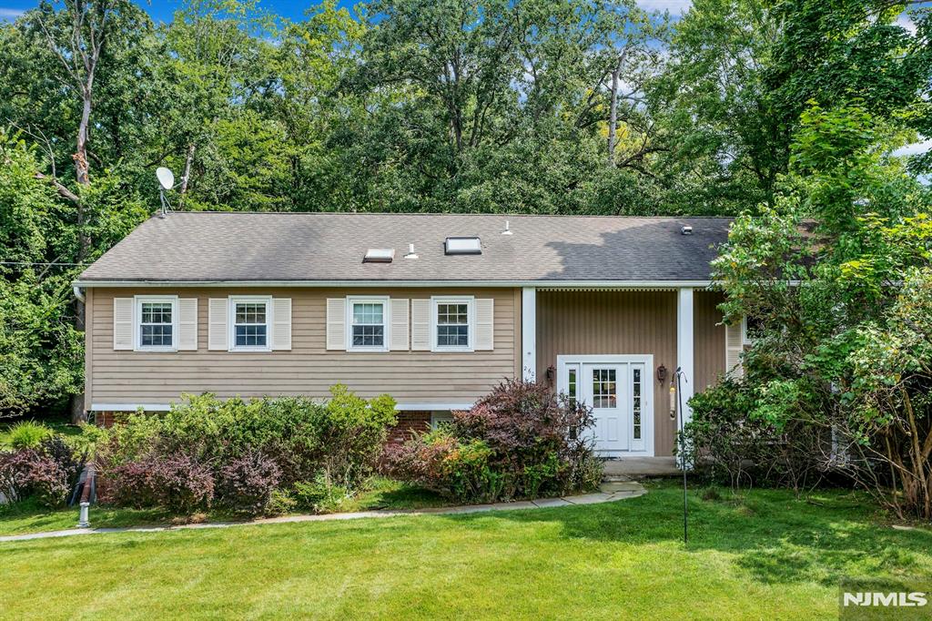 260 River Drive — photo