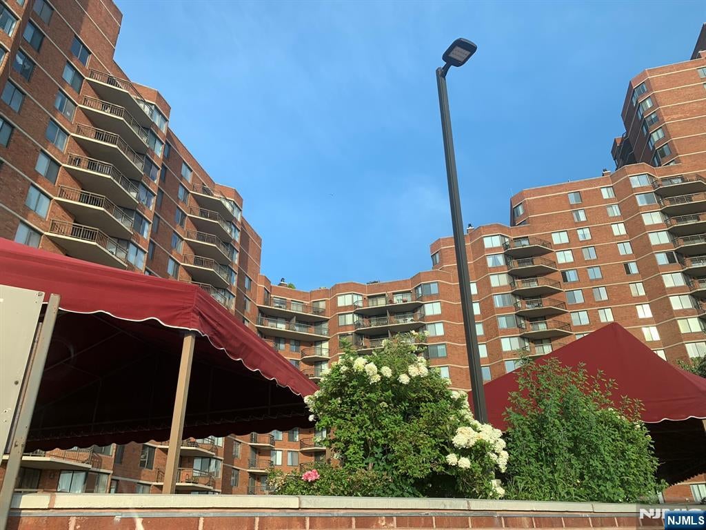 418 Harmon Cove Tower — photo