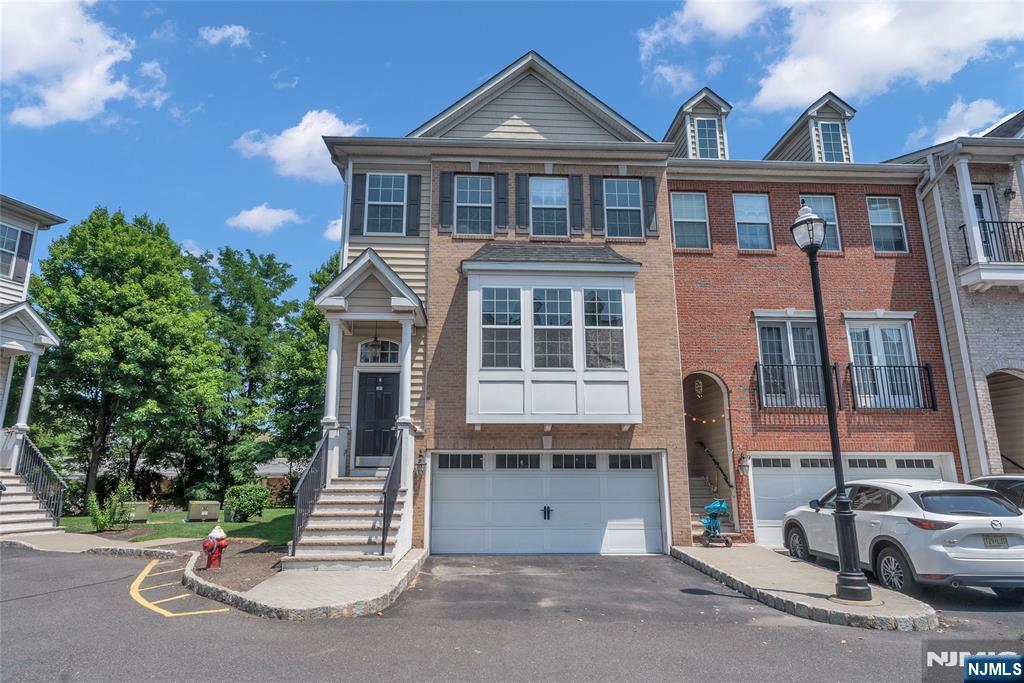 8 Creekside Court — photo