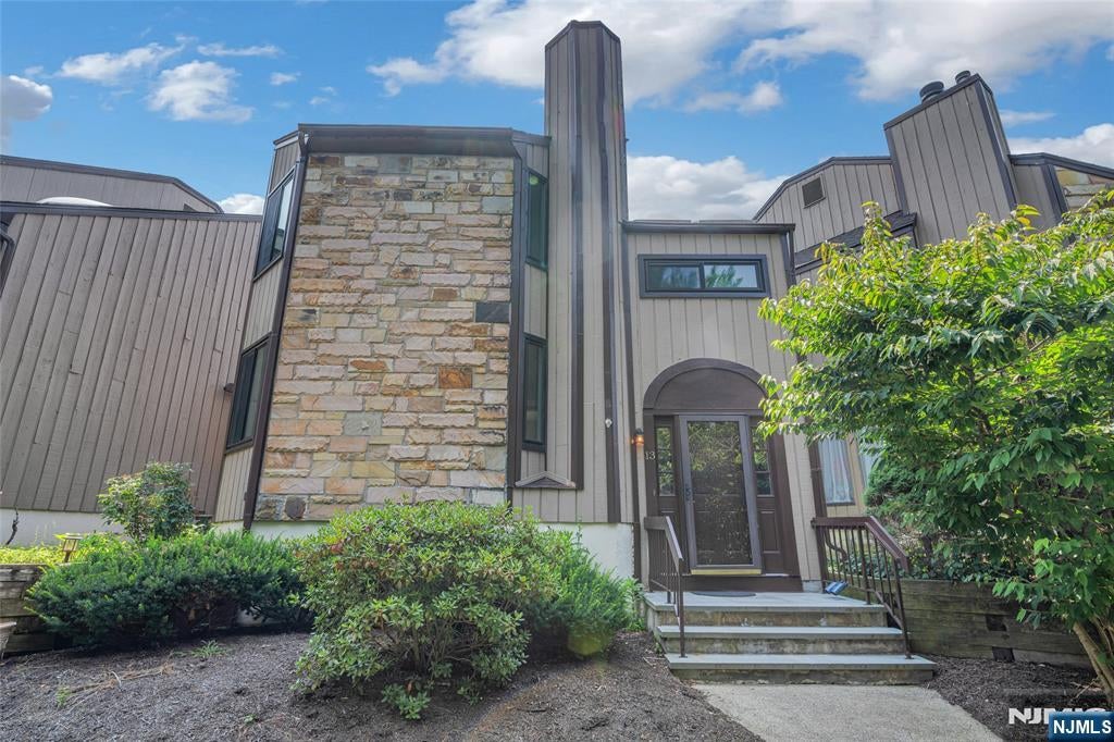 13 Delbarton Court — photo