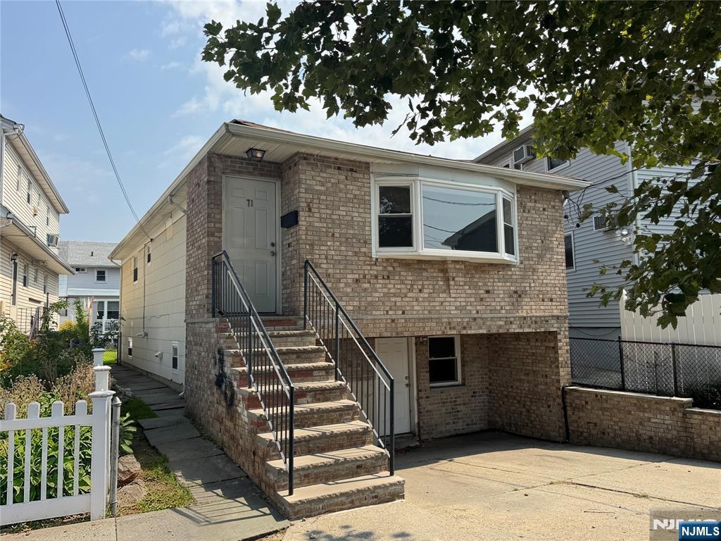 71 Suburbia Court — photo