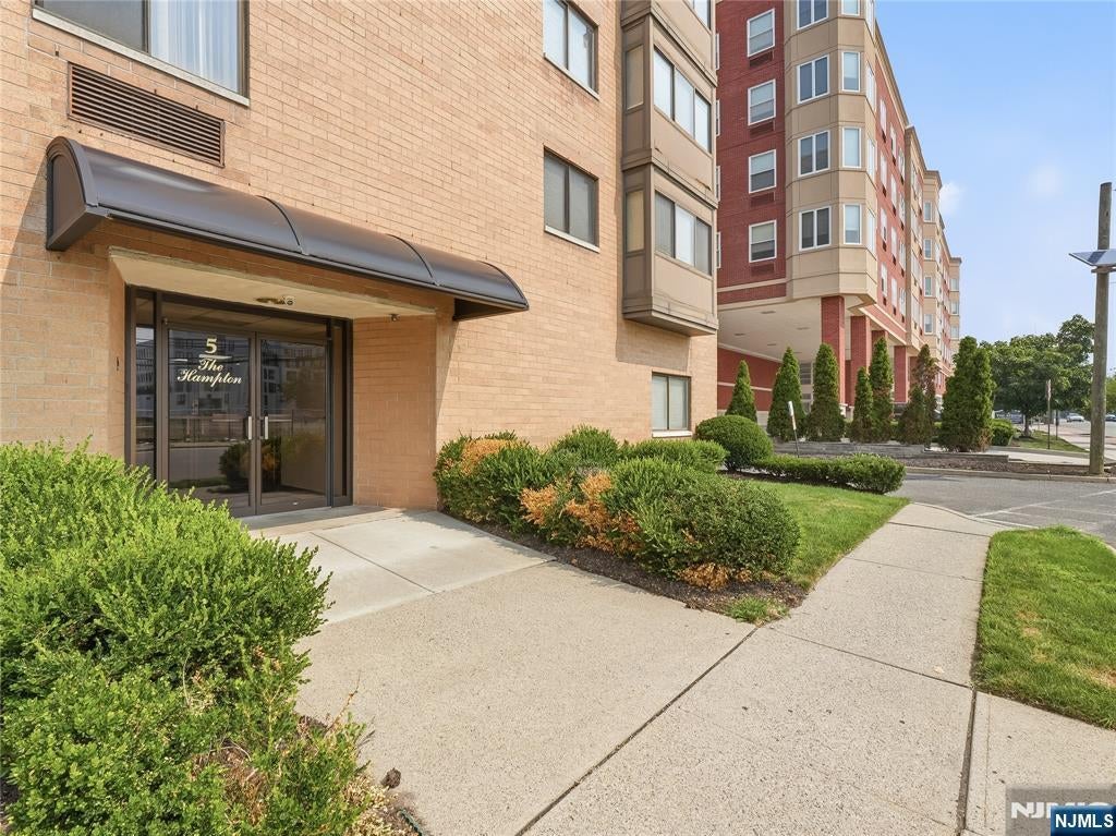 5 Linden Street 6I — photo