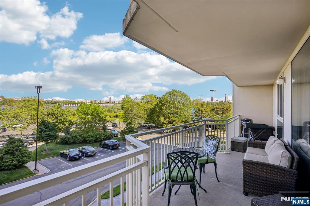 1077 River Road 303 — photo