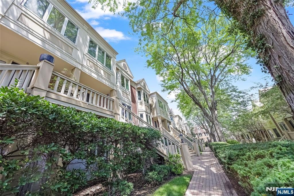 10 Lenox Court — photo