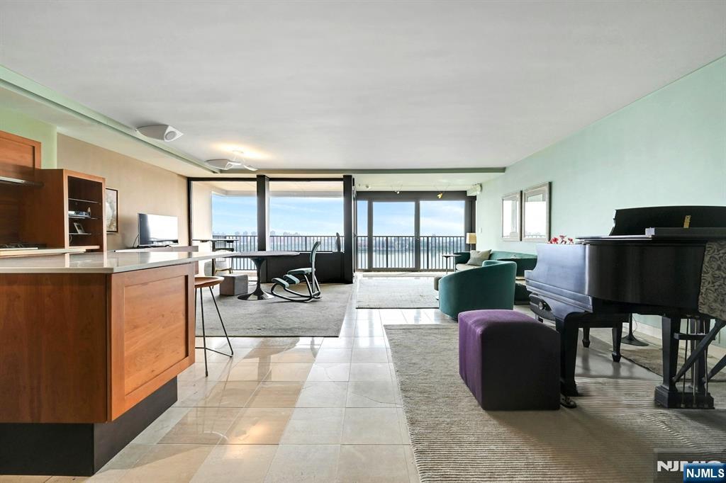 3 Horizon Road 1033 — photo