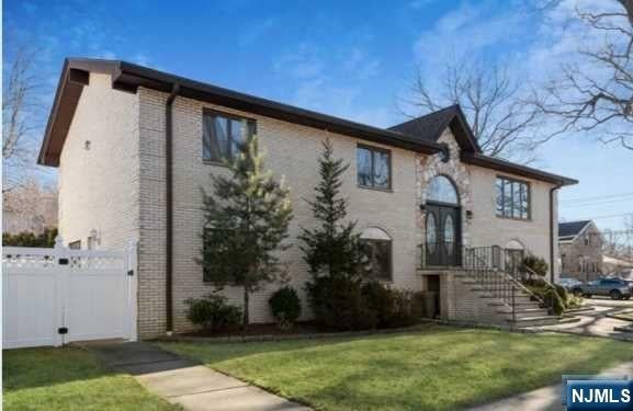 703 Day Avenue The First Fl — photo