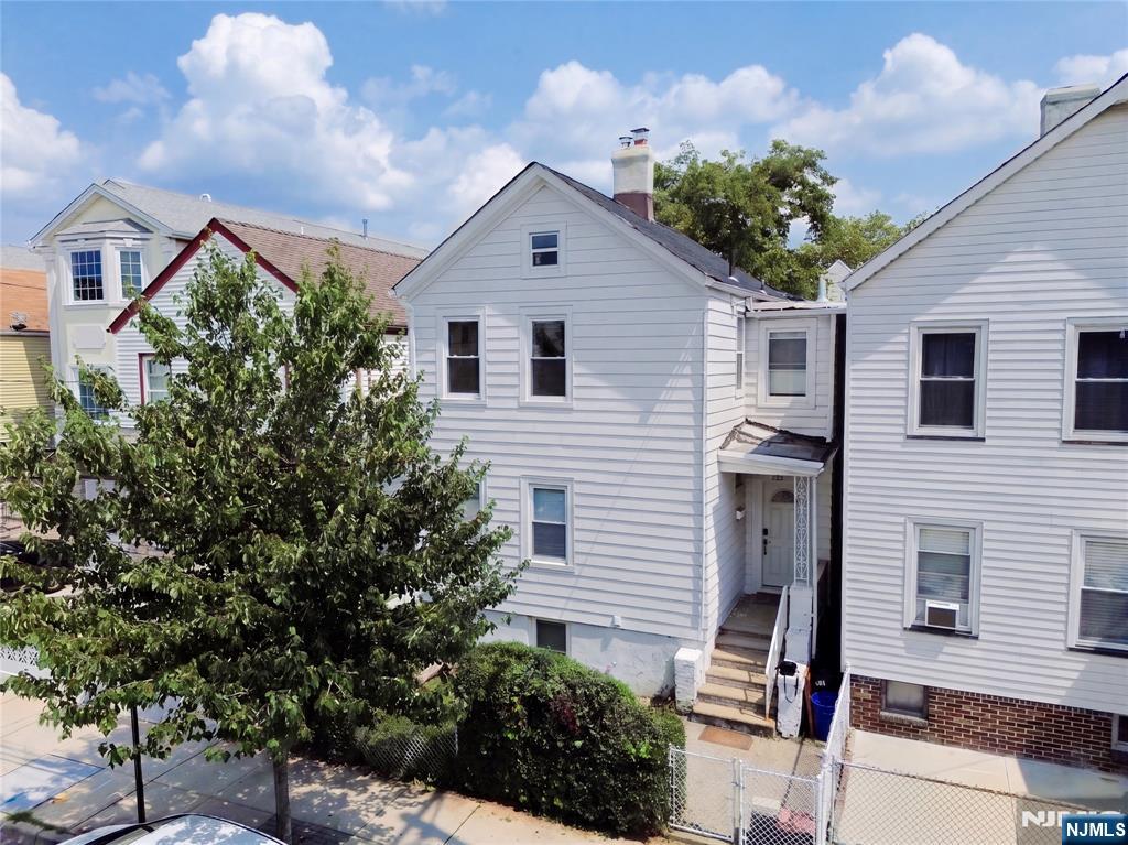 323 John Street — photo