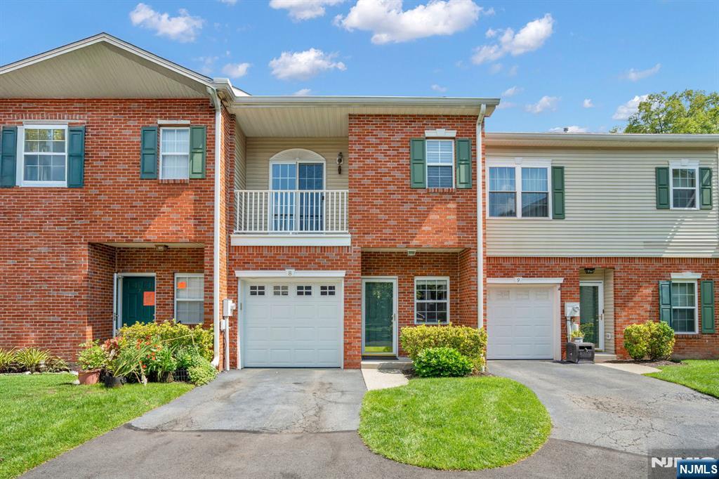 8 Allister Court — photo