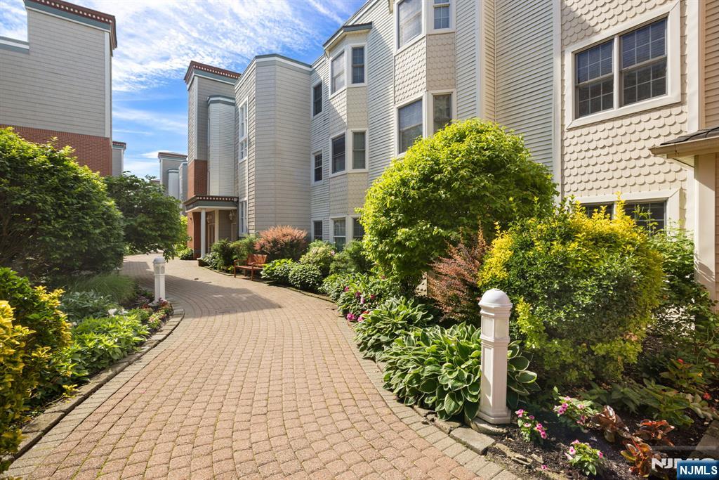 345 The Promenade — photo