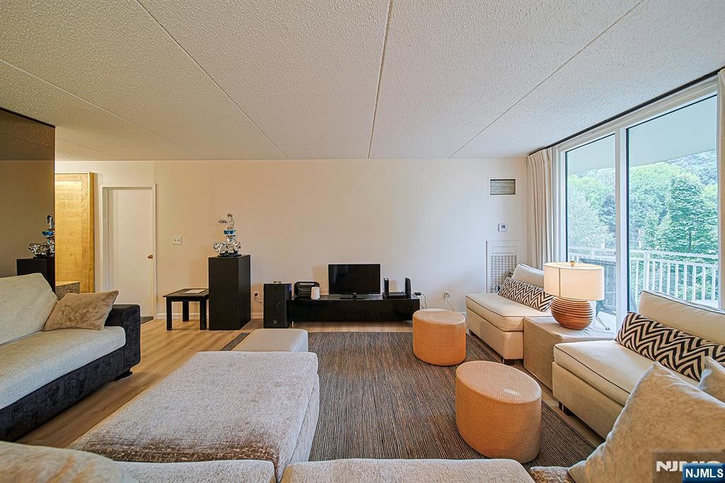 1077 River Road 413 — photo