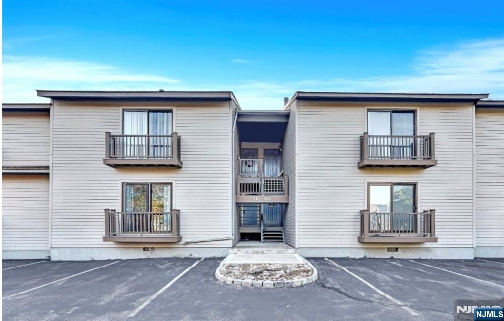 905 Spruce Hills Drive 905 — photo