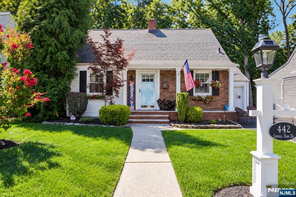 442 Central Park Drive — photo