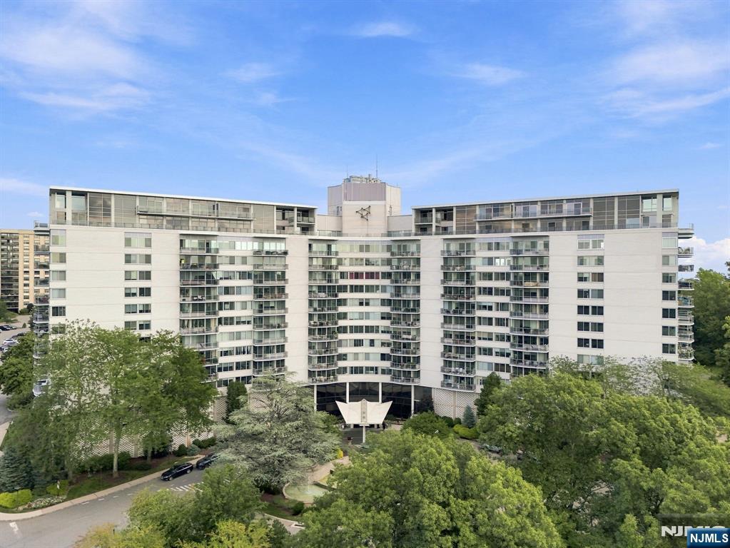1 Claridge Drive 917 — photo