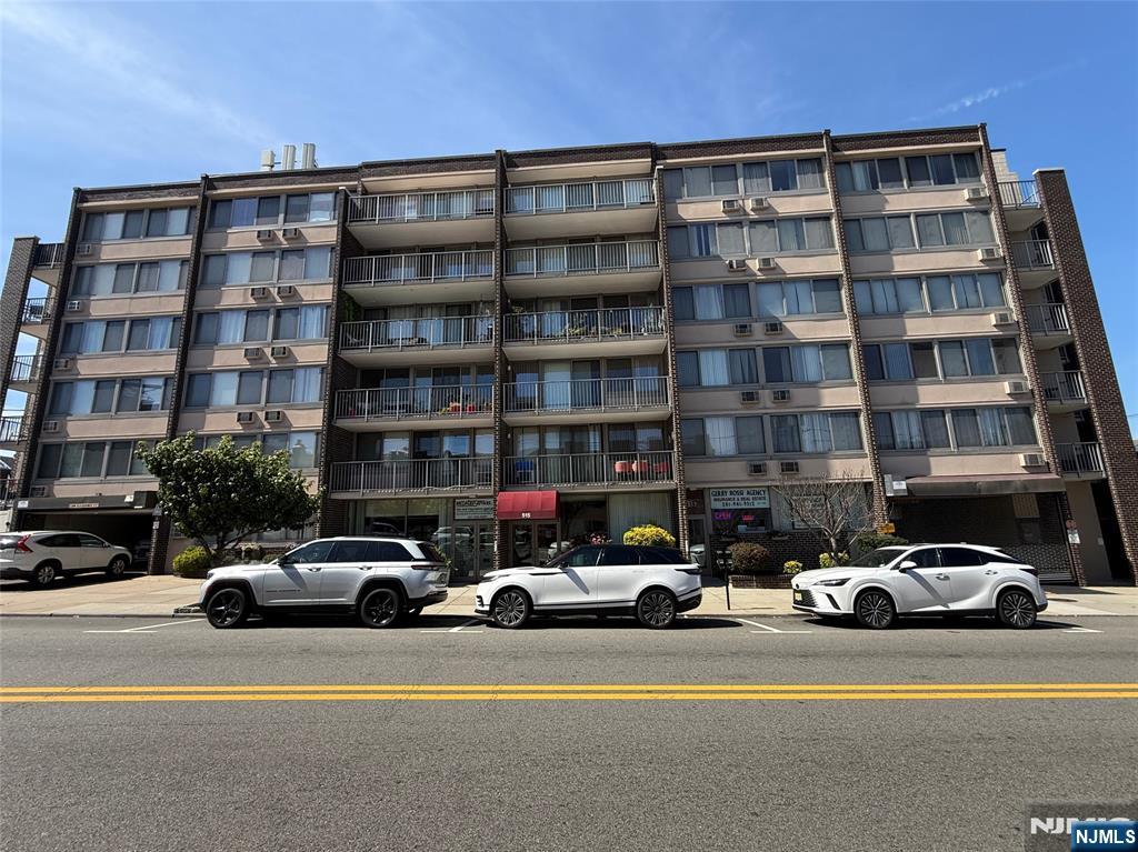 515 Anderson 5G — photo