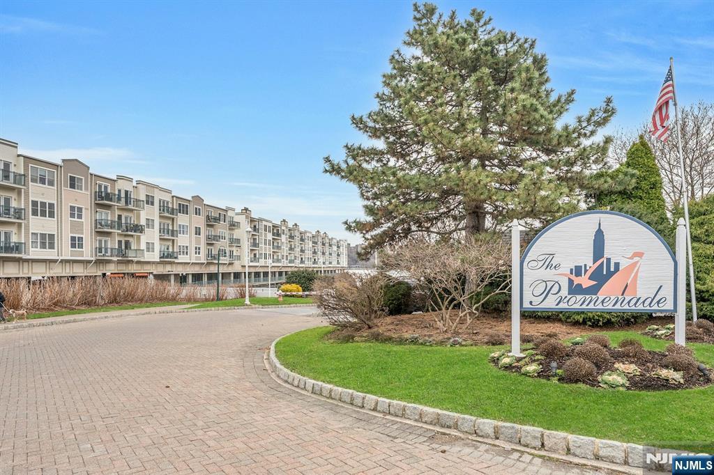 351 The Promenade — photo