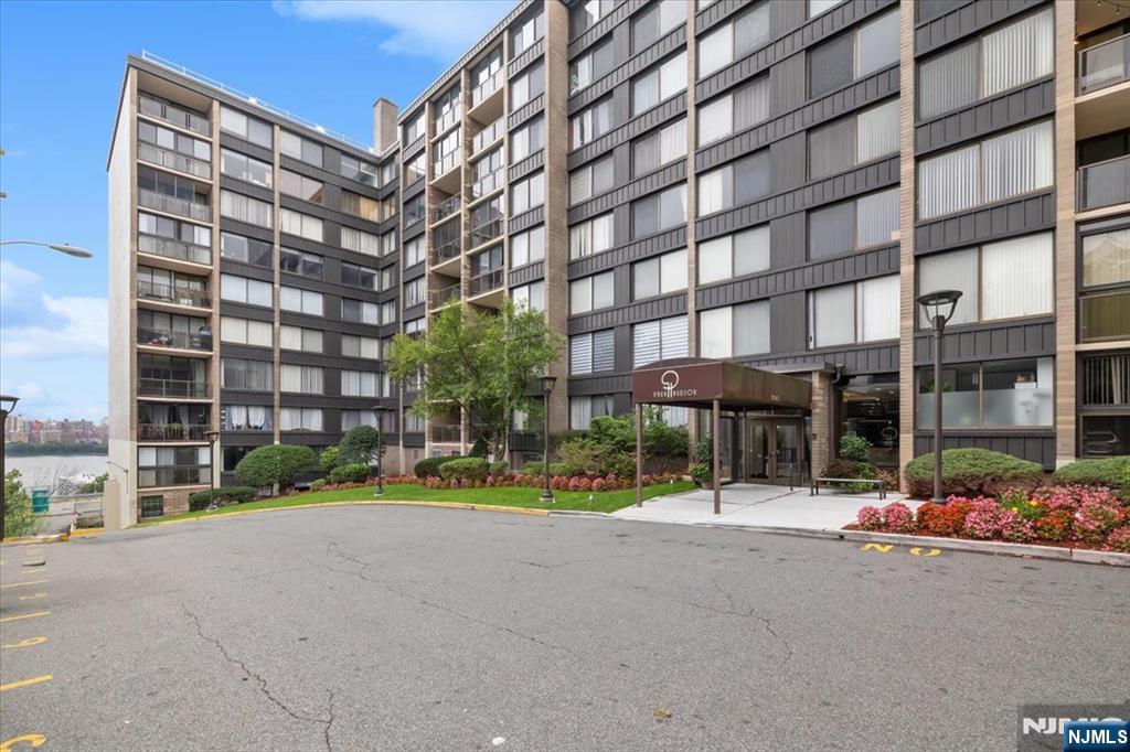 9060 Palisade Avenue 403 — photo