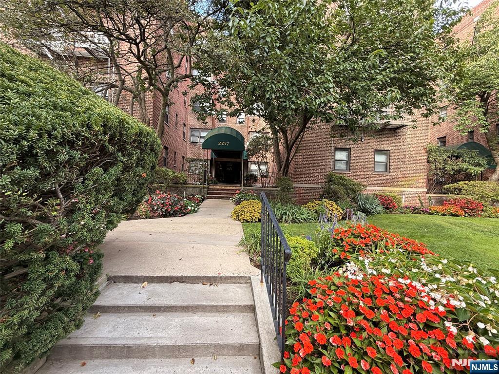 2337 Hudson Terrace E12 — photo