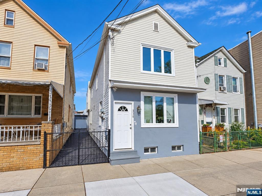 328 John Street — photo