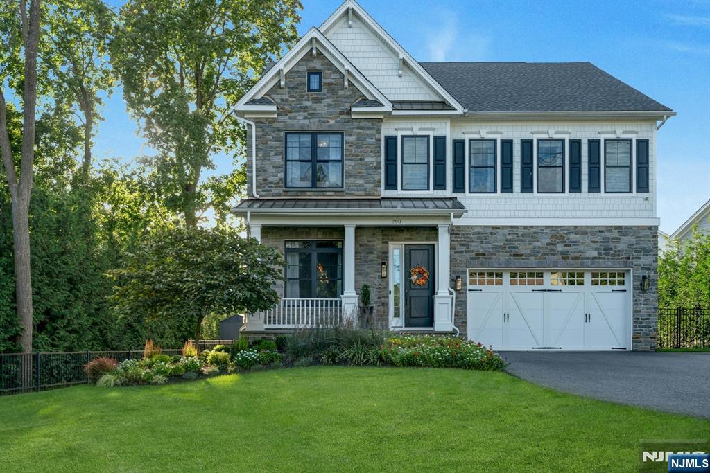 790 W Saddle River Road — photo