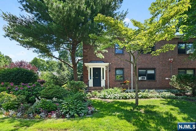 90 Tracey Place — photo