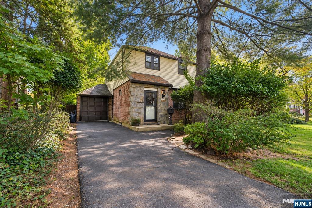 252 Everett Place — photo
