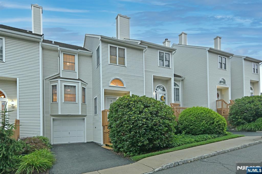 6 Erin Way — photo