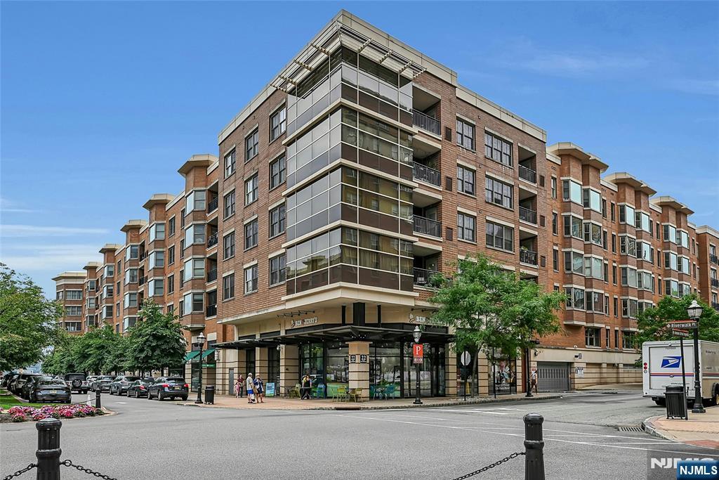 22 Ave At Port Imperial — photo
