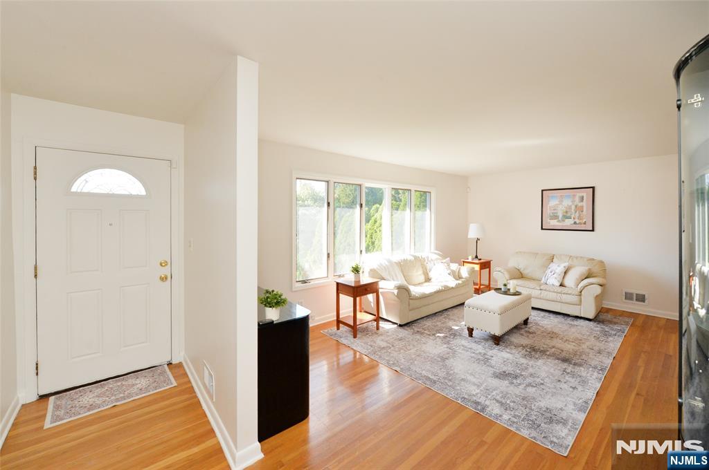 16-35 Raymond Street — photo