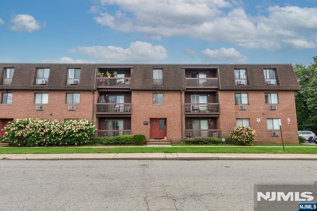 9 Montgomery — photo