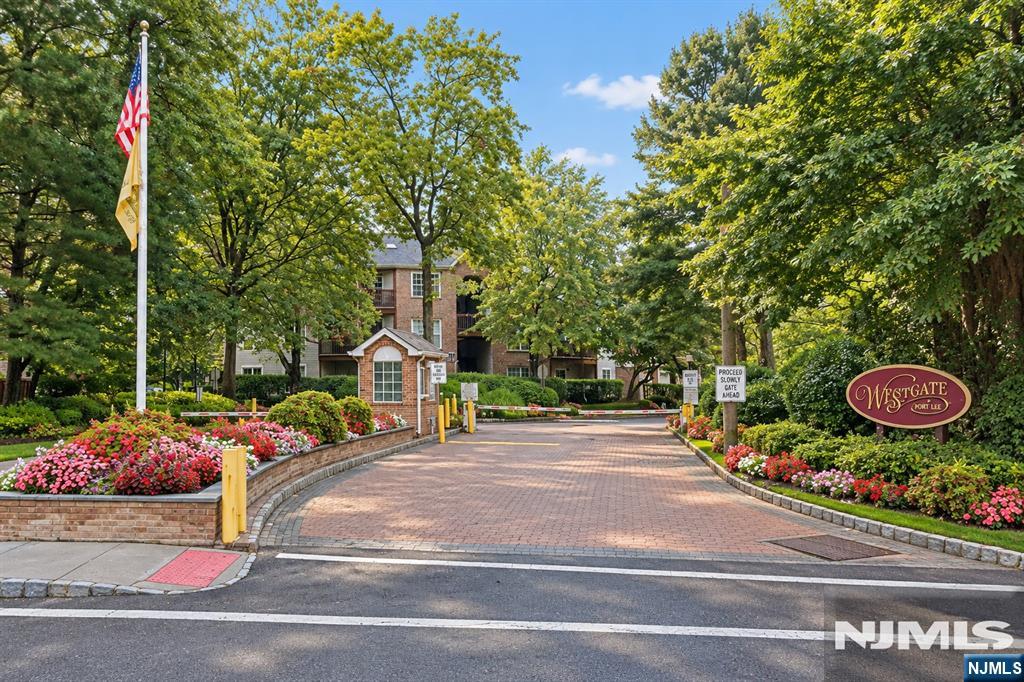252 Village Circle Drive — photo