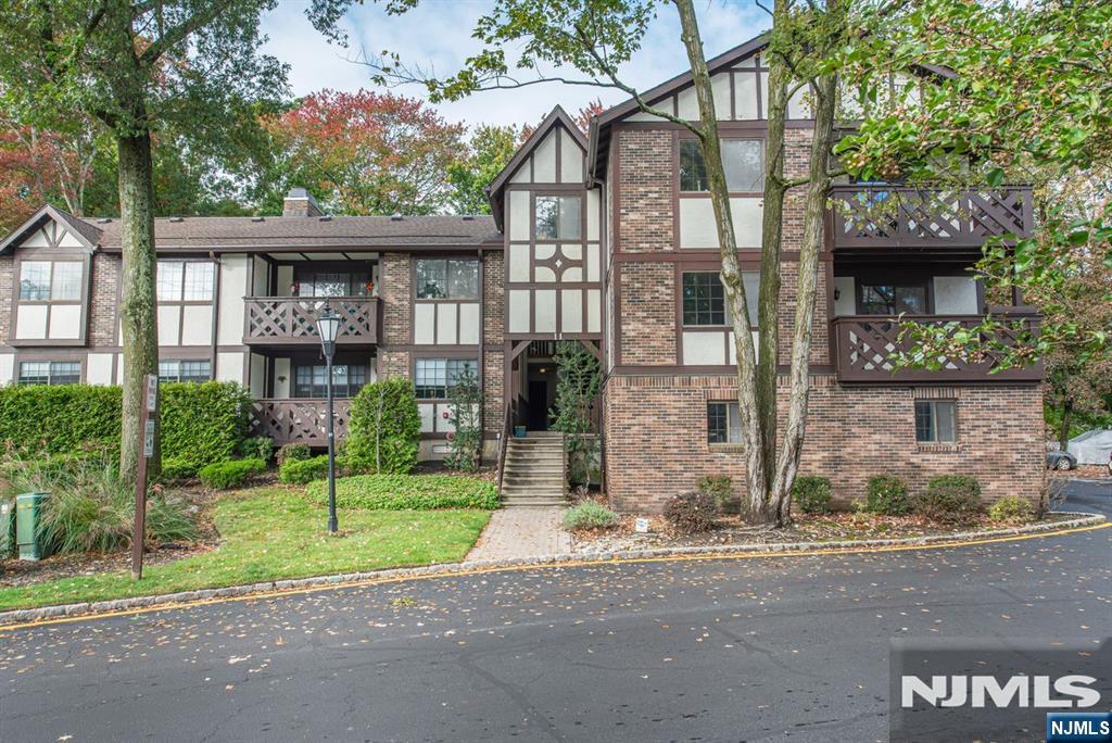 1102 Faulkner Court — photo