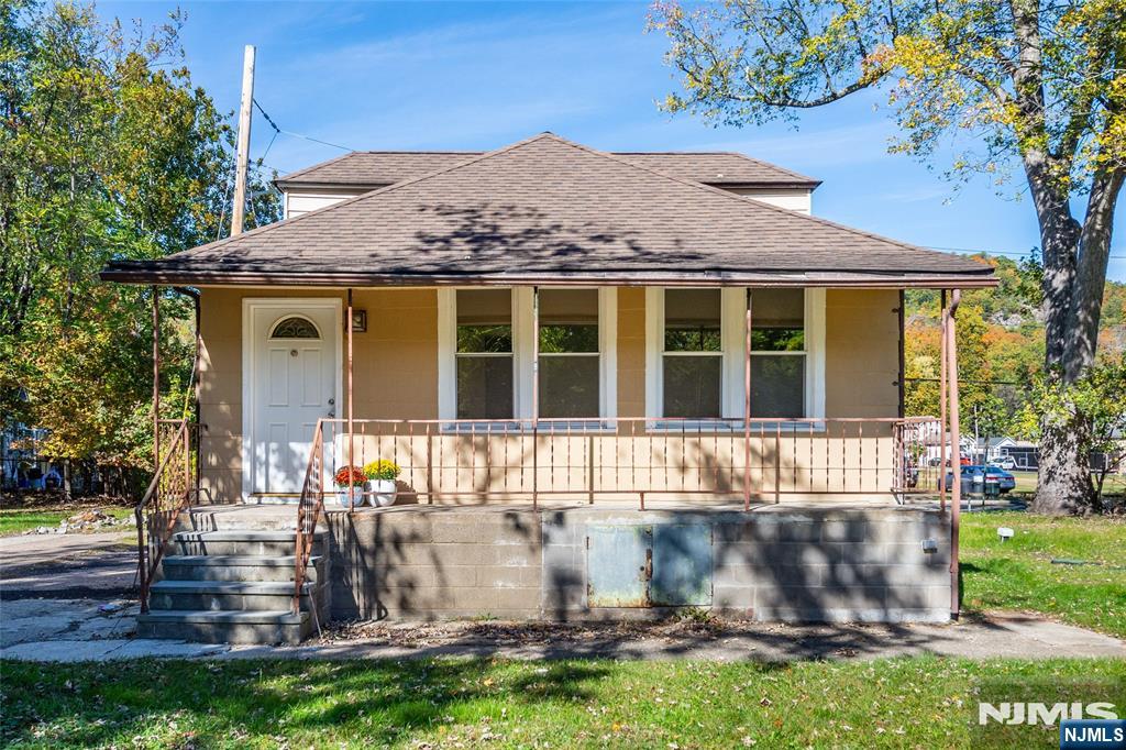 18 Riverside Drive — photo