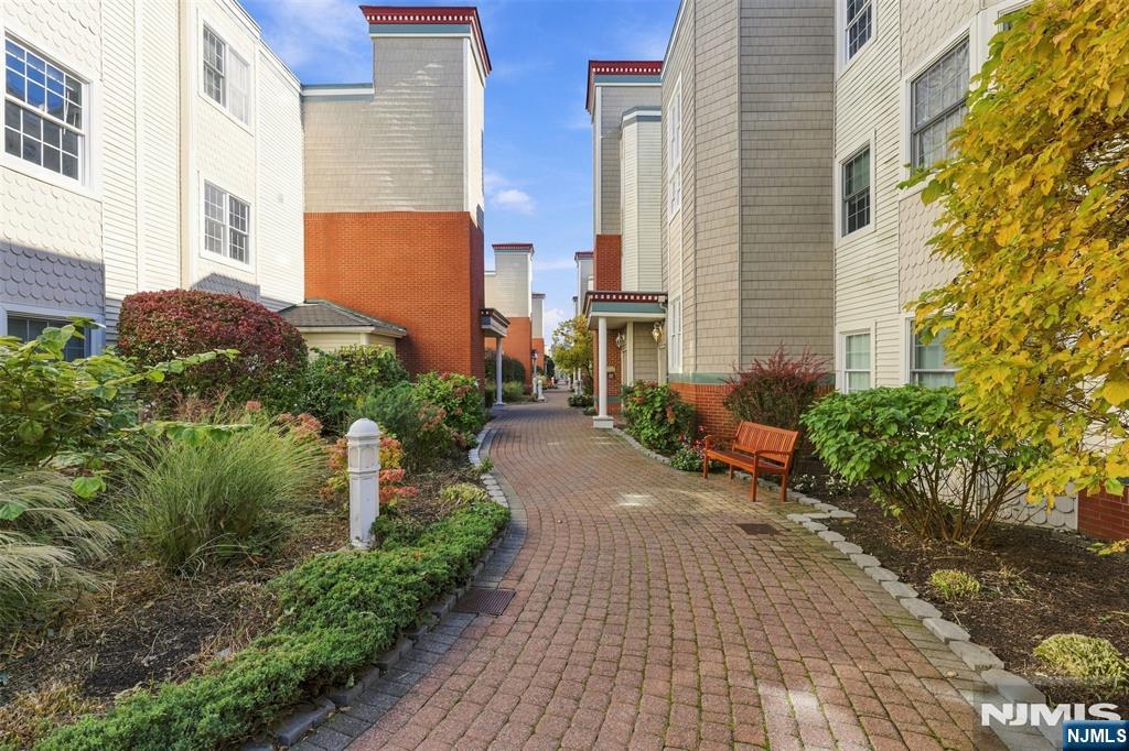 345 The Promenade — photo