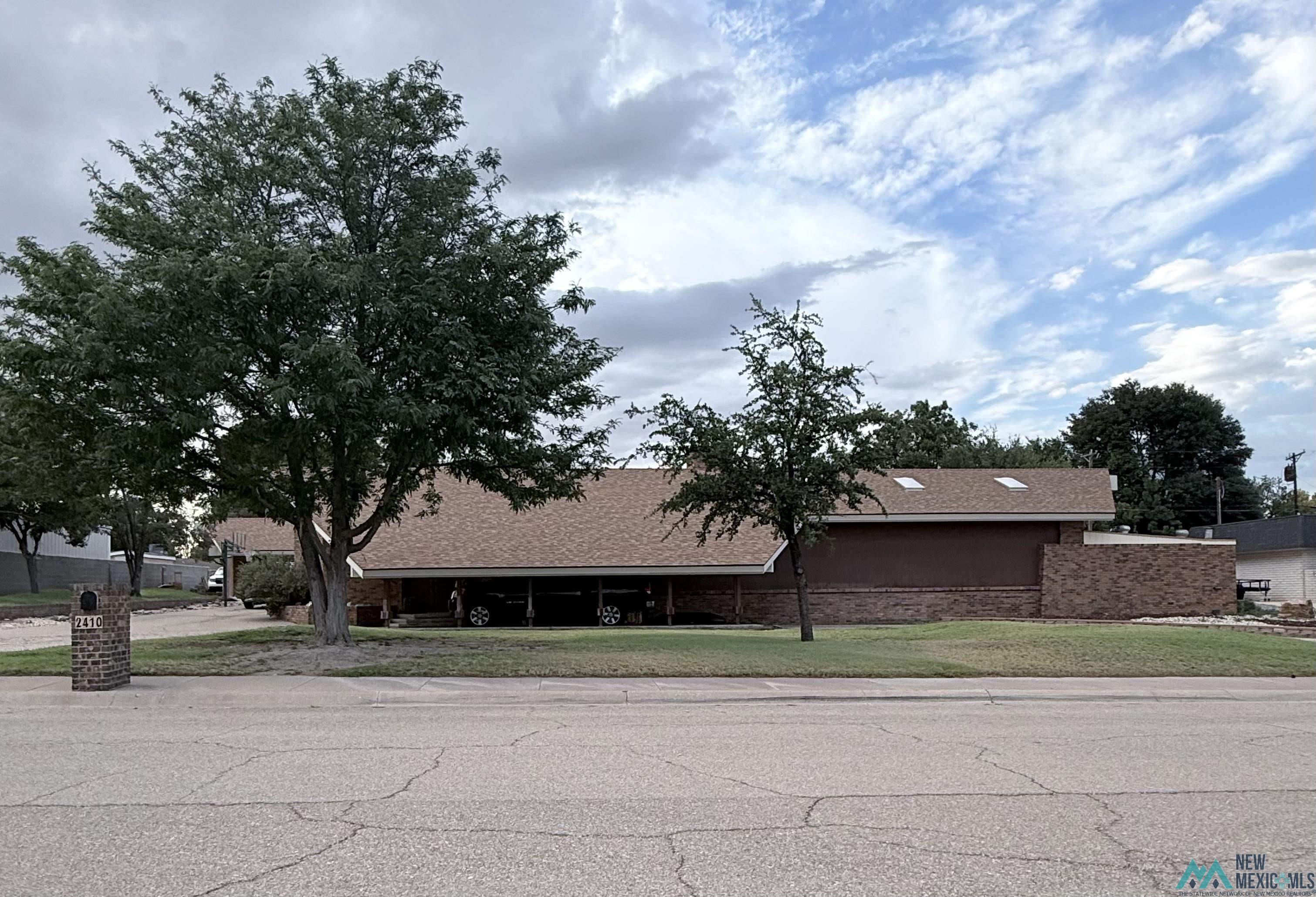 2410 W Loma Drive — photo